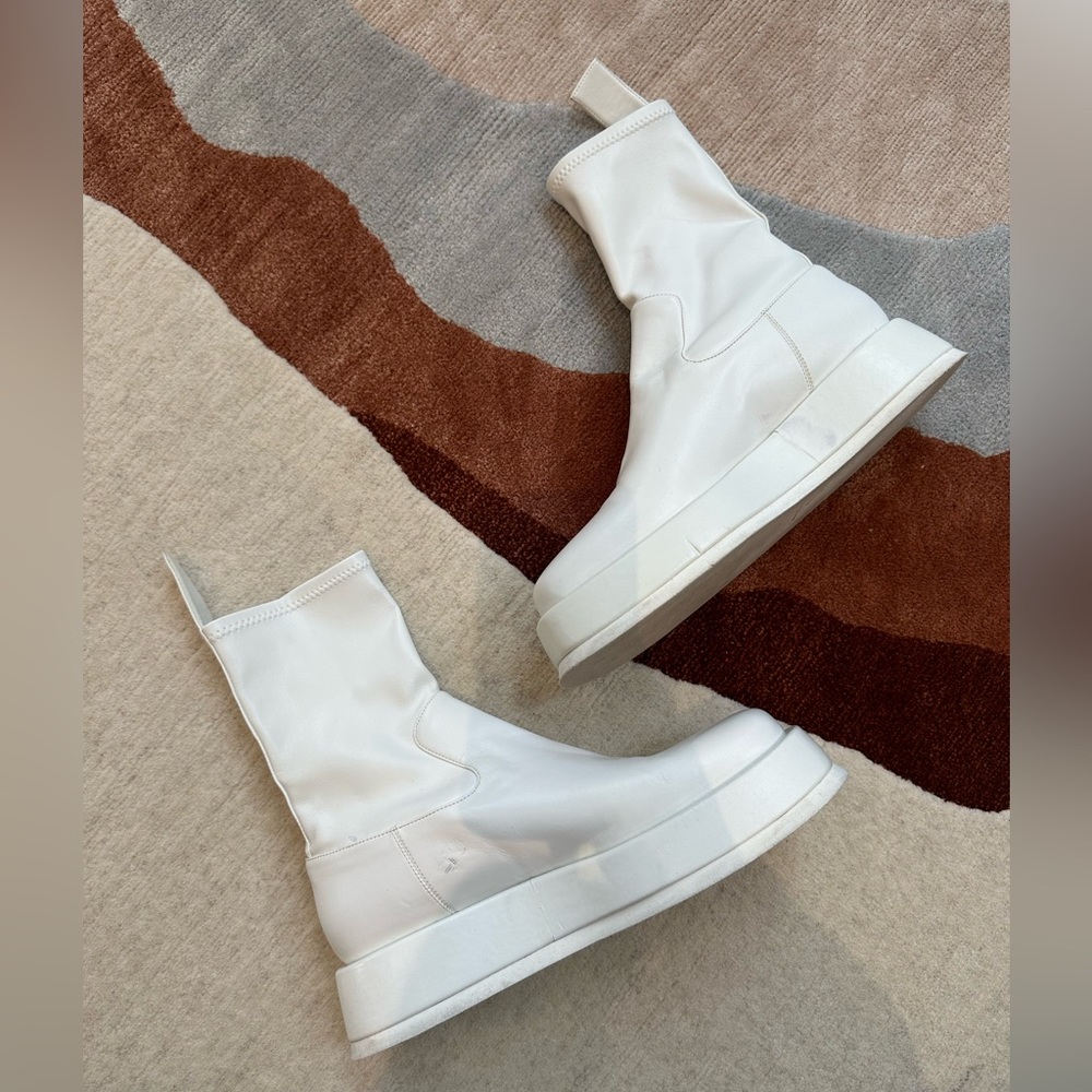 New 
GIA/RHW GREAT CONDITION PLATFORM BOOTS!